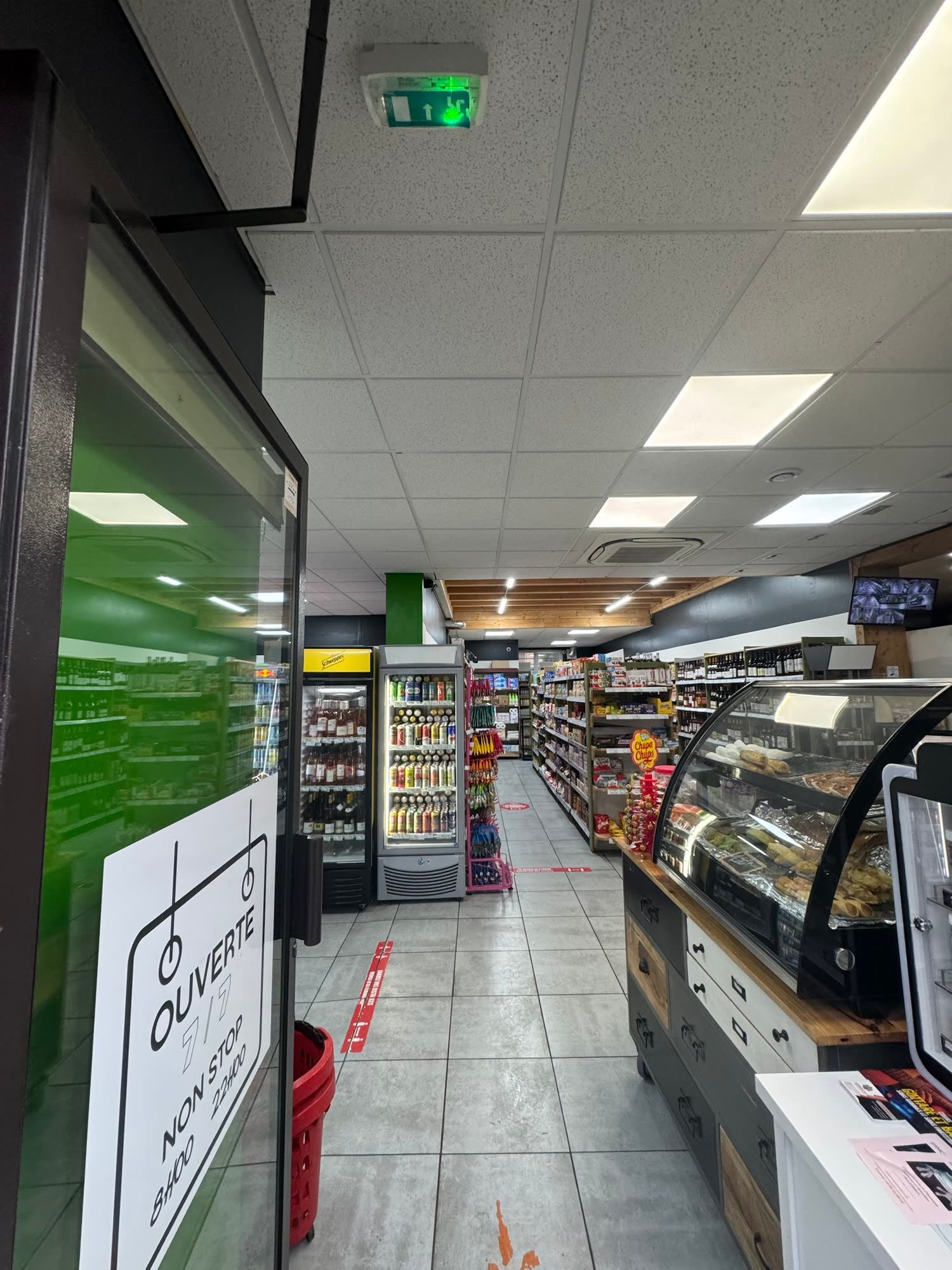 L'entrée de la boutique : la vitrine de viennoiseries à droite et l'allée devant soi