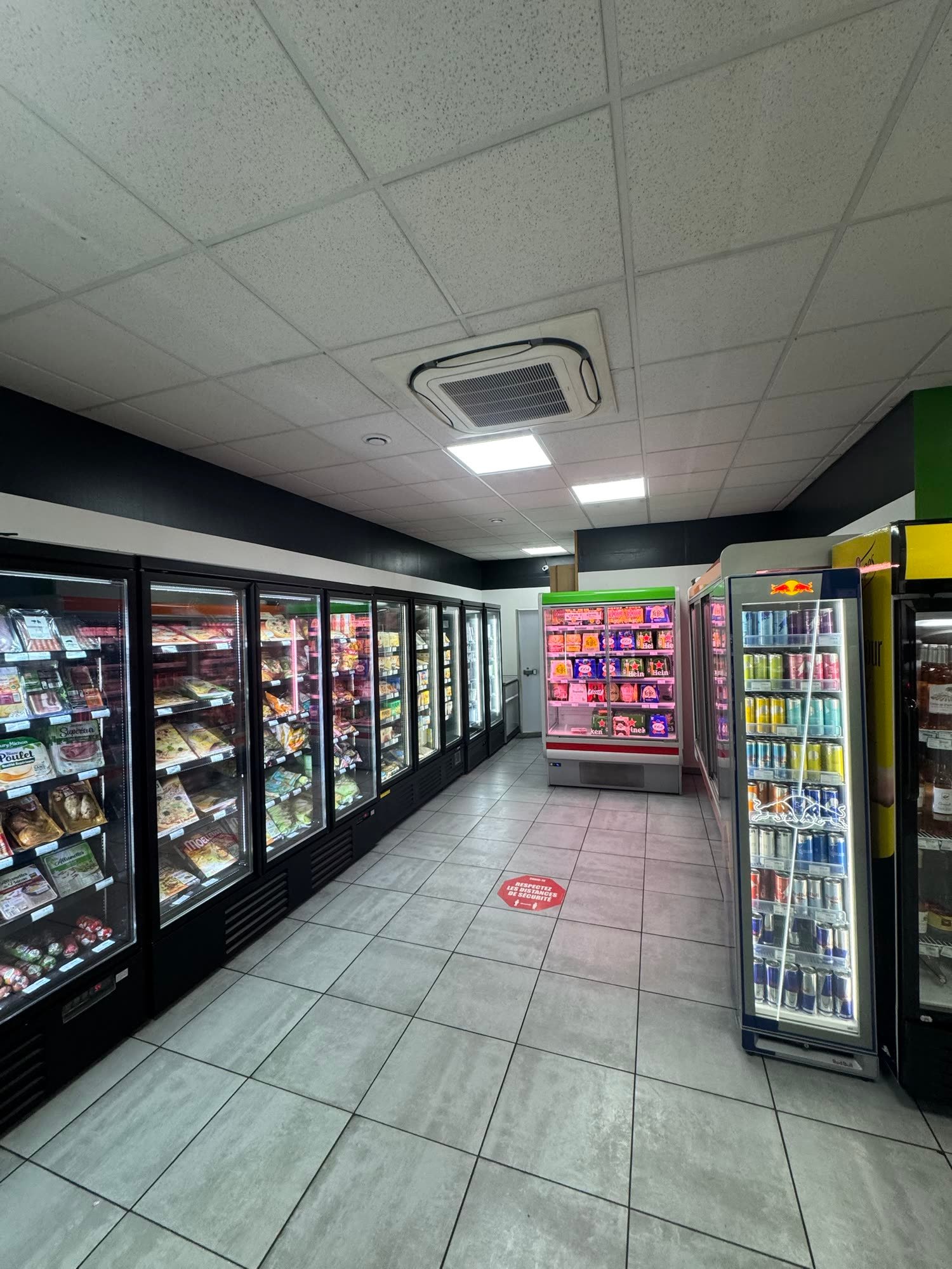 Mur de frigos de produits frais et surgelés