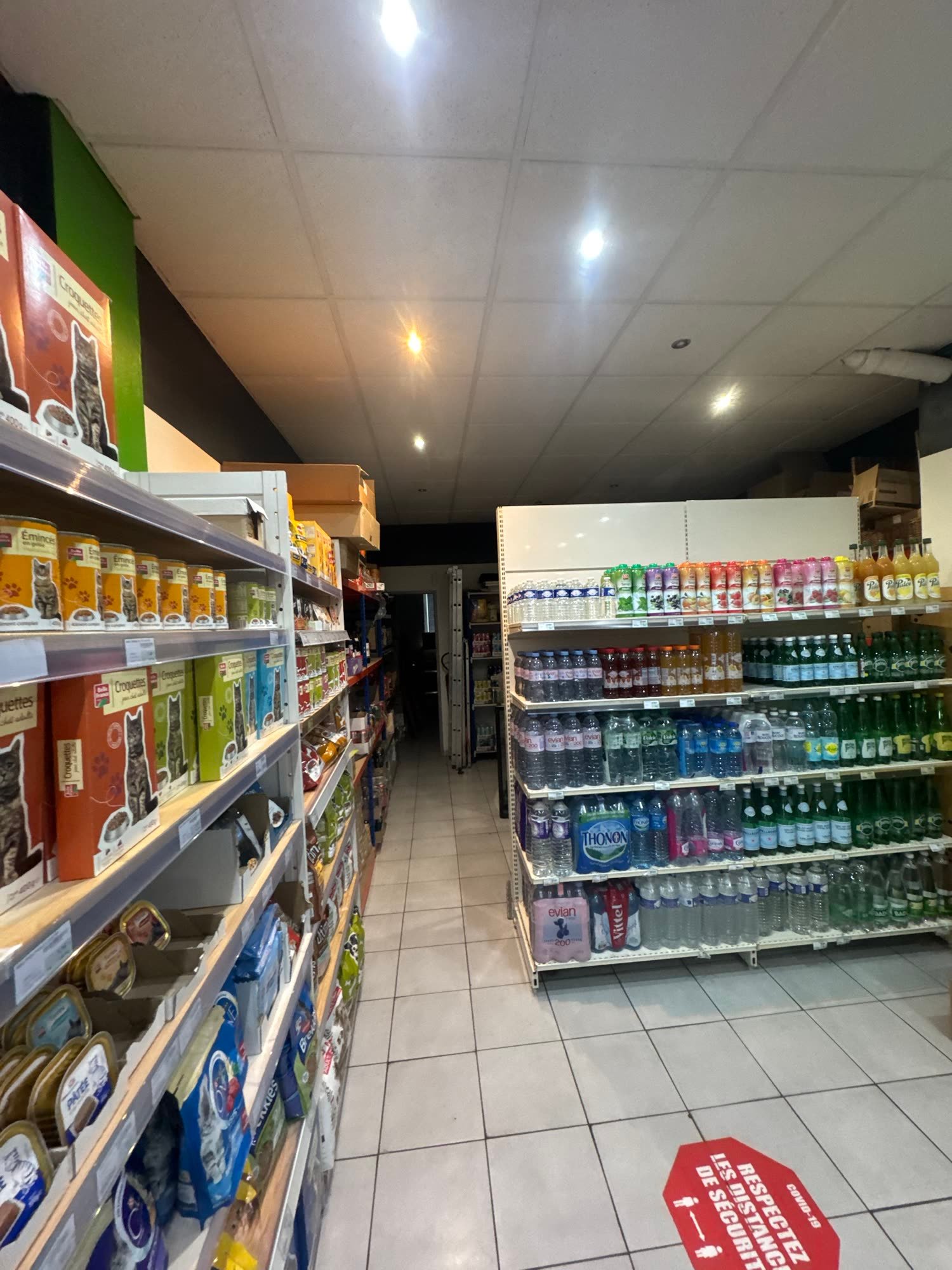 Le fond du magasin : eaux, jus et rayon animalerie